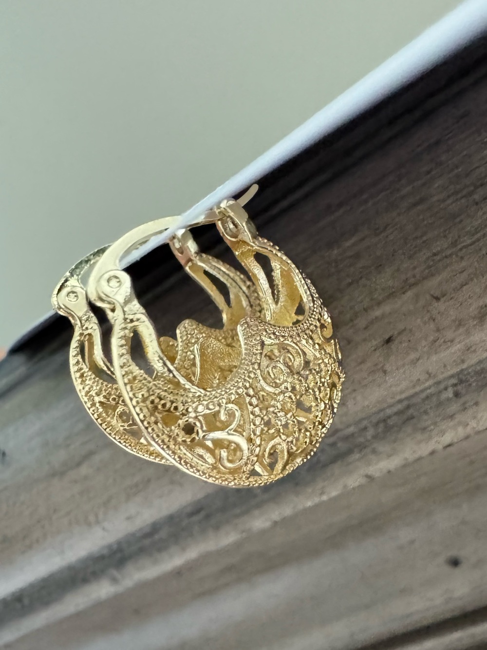 NEW Gold Filigree Hoop Earrings NWOT Huggies Tribal - Picture 5 of 7
